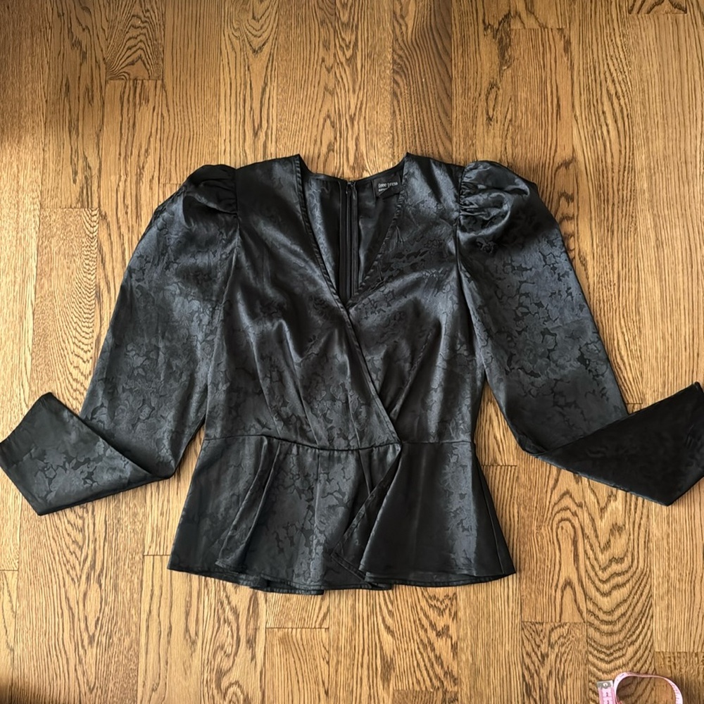 Cute shimmer black top